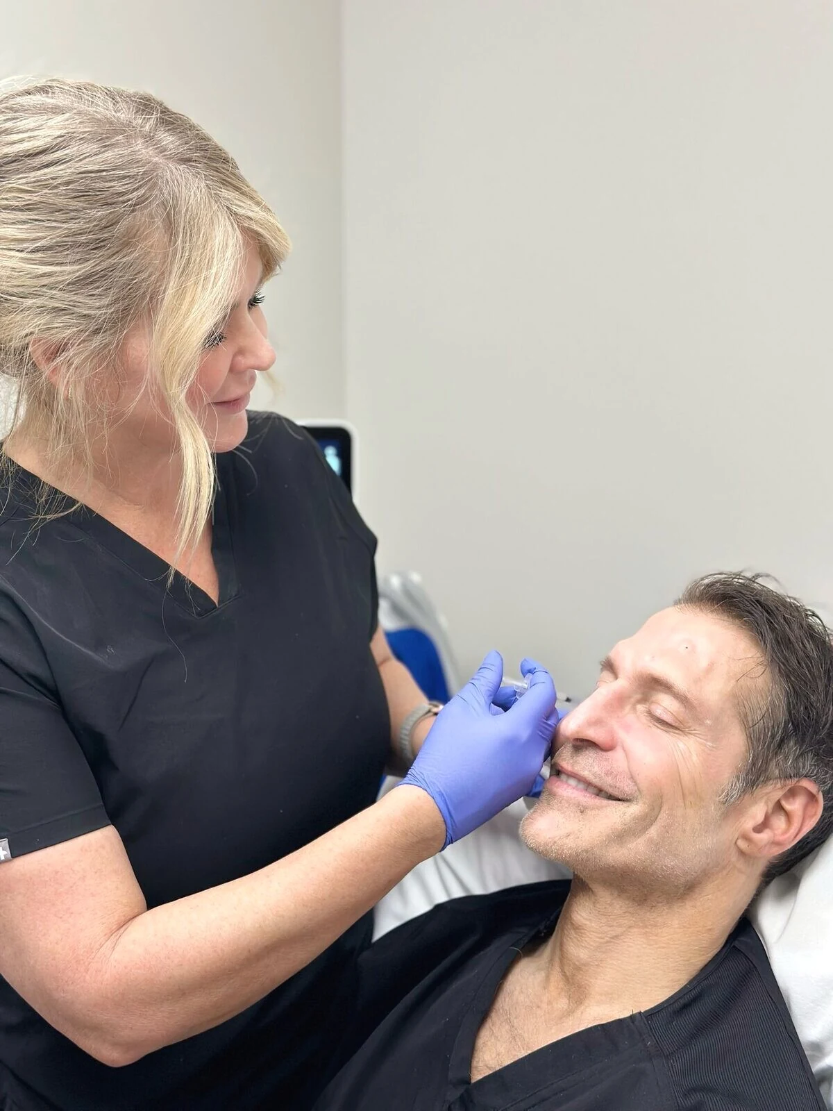 A Back to 30 nurse injector performing an expert injectable treatment
